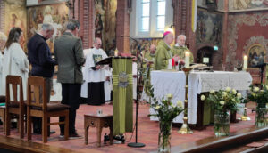 Bisschop Jan Liesen installeert Thaddy de Deckere als pastoor