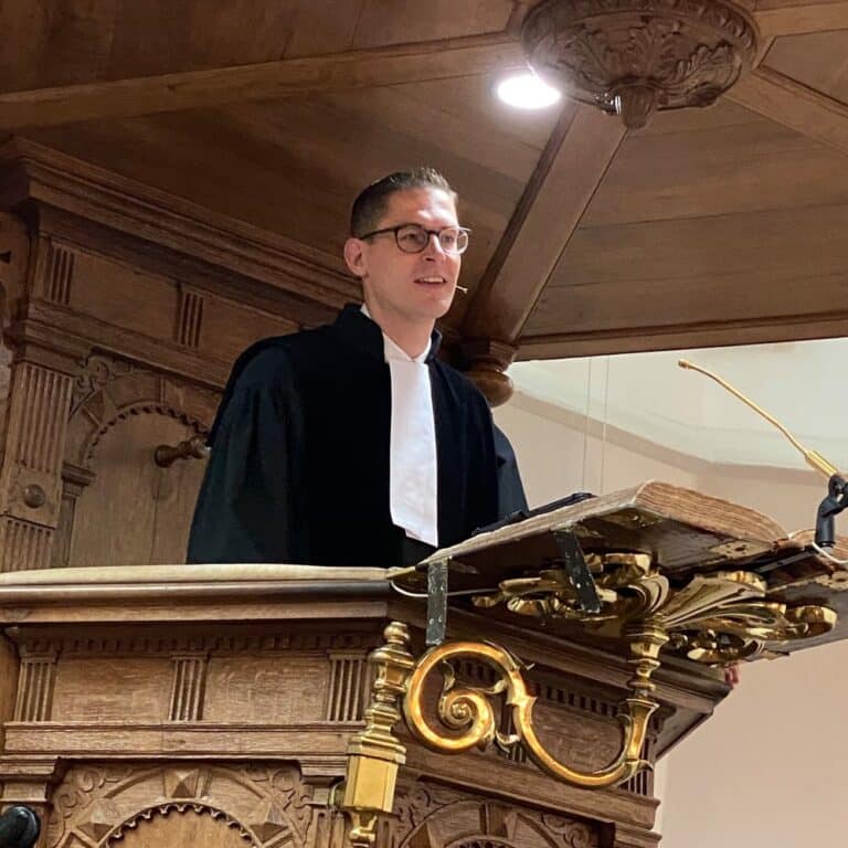Ds Van Der Bas Gezin Strijen vindt nieuwe predikant in ds R. van der Knijff - Geloven in de
