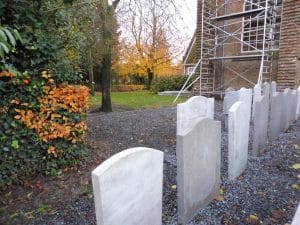 Kerk Oudelande redt grafstenen