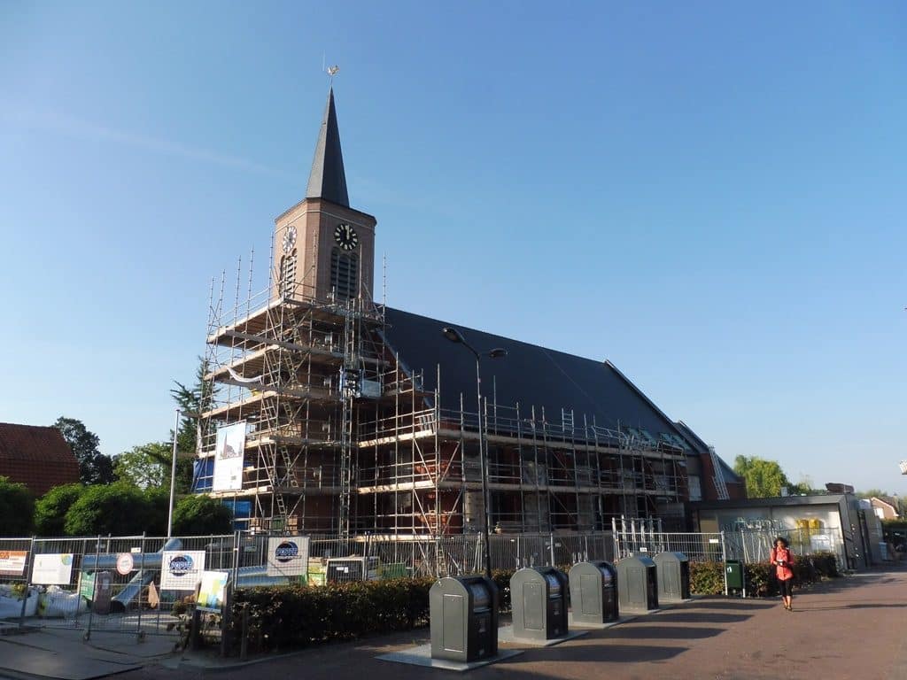 Het wonder van de kerkbouw in Hoe na de nieuwjaarsbrand die het oude kerkgebouw trof is mede het gevolg van uitgekiende publiciteit, zo concludeerde Wim Staat