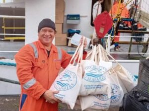 Kerstpakketten worden met behulp van een kraan aan boord gehesen