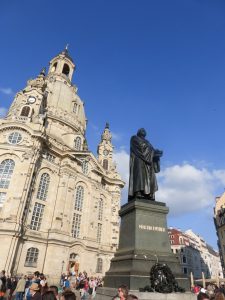 Standbeeld bij Frauenkirche in Dresden