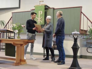 Axel eert echtpaar Veenhoven met draaginsignes