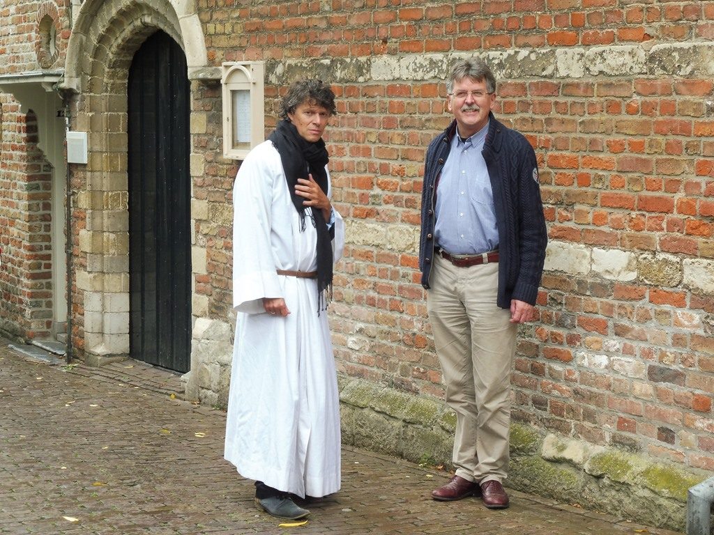 Mink de Vries en Arie van de Beld bij het voormalige Cellenbroedersklooster in Middelburg (Simpelhuys en Engelse Kerk)