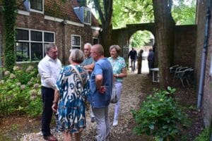 De vreugde van de dag delen met vrienden